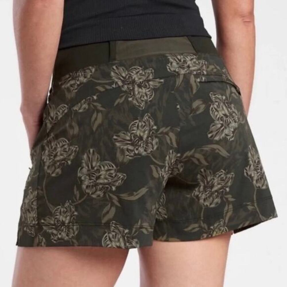 Athleta - Trekkie North Printed Shorts - Green Floral - Zip Pockets - Size - Picture 2 of 9